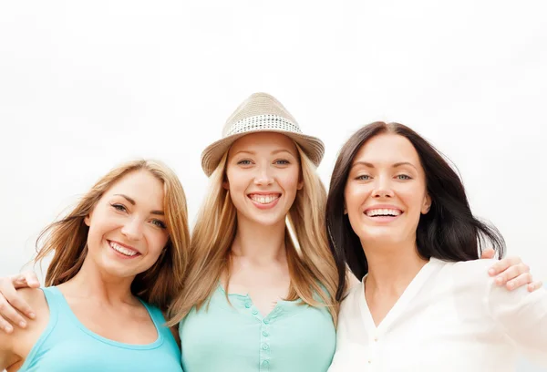 Gruppe lächelnder Mädchen, die am Strand chillen — Stockfoto