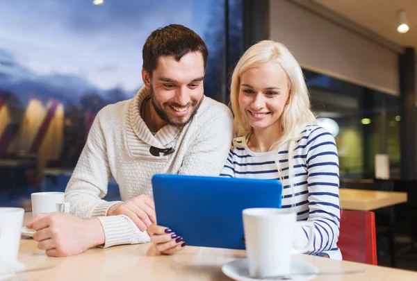 Couple heureux avec tablette PC et café au café — Photo