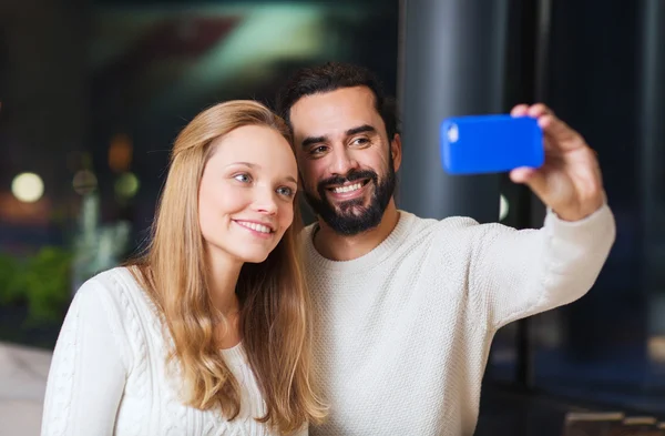 Lyckliga par med TabletPC och kaffe på café — Stockfoto