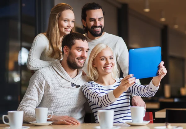 Amici felici con tablet pc prendendo selfie al caffè — Foto Stock