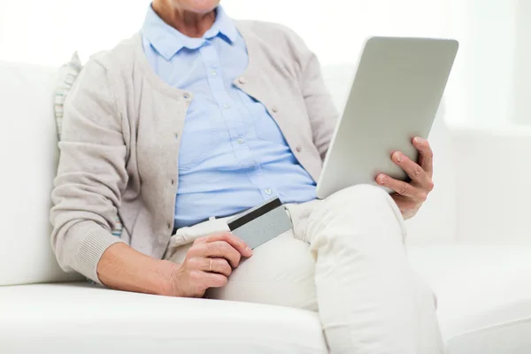 Seniorin mit Tablet-PC und Kreditkarte — Stockfoto