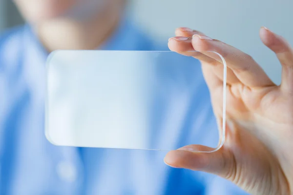 Primer plano de la mujer con teléfono inteligente transparente —  Fotos de Stock