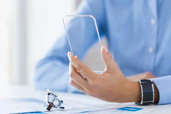 Primer plano de la mujer con teléfono inteligente transparente —  Fotos de Stock