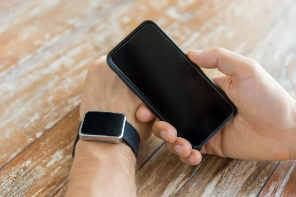 Nahaufnahme der Hände mit Smartphone und Uhr — Stockfoto