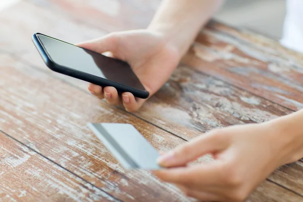 Detailní záběr rukou s chytrý telefon a kreditní karty — Stock fotografie