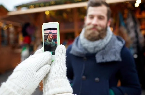 Par med bild med smartphone i gamla stan — Stockfoto