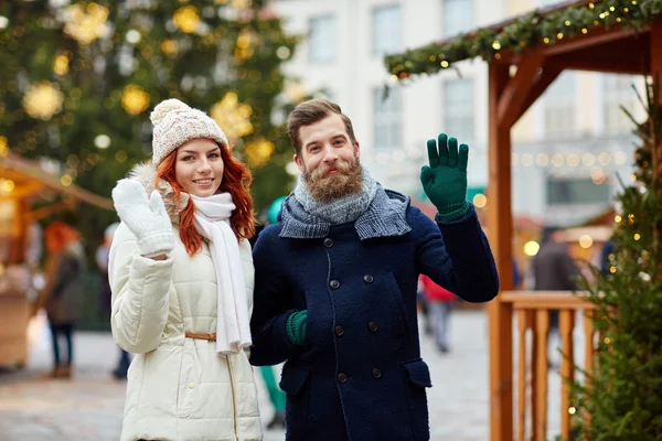 Couple heureux marchant dans la vieille ville — Photo