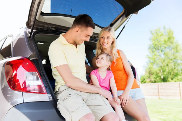 Happy family with hatchback car outdoors — Stock Photo, Image
