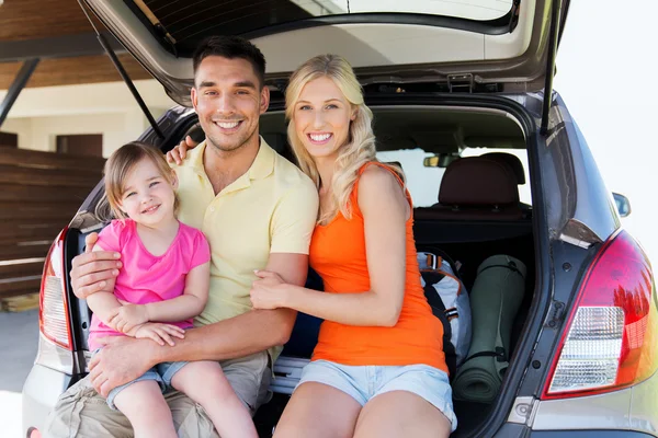 Gelukkige familie met hatchback auto — Stockfoto