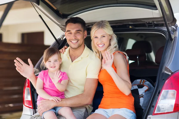 Família feliz com carro hatchback — Fotografia de Stock