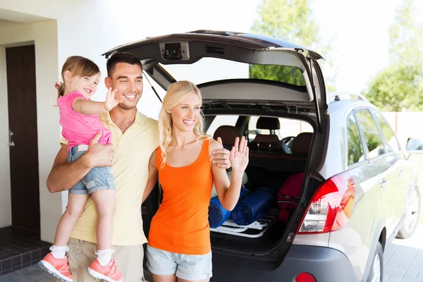 Šťastná rodina s vůz hatchback — Stock fotografie