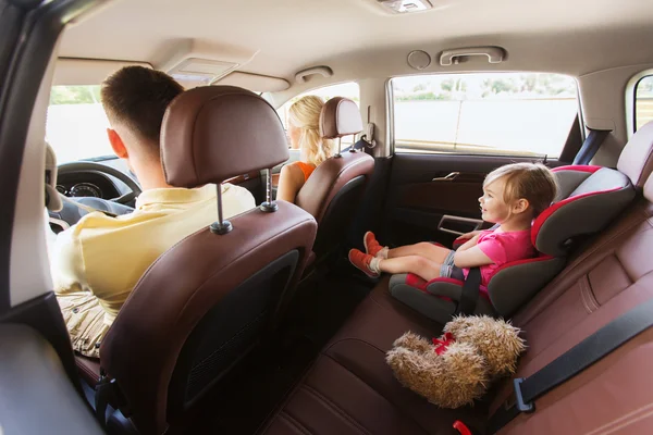 Щасливі батьки з дитиною, що їде в машині — стокове фото