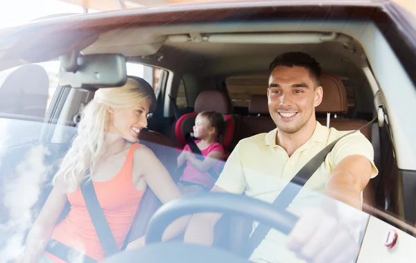 कारमध्ये मुलासह ड्रायव्हिंगसह आनंदी कुटुंब — स्टॉक फोटो, इमेज