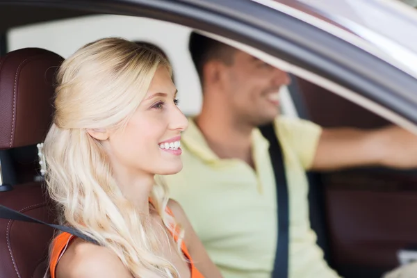 Щасливий чоловік і жінка за кермом автомобіля — стокове фото