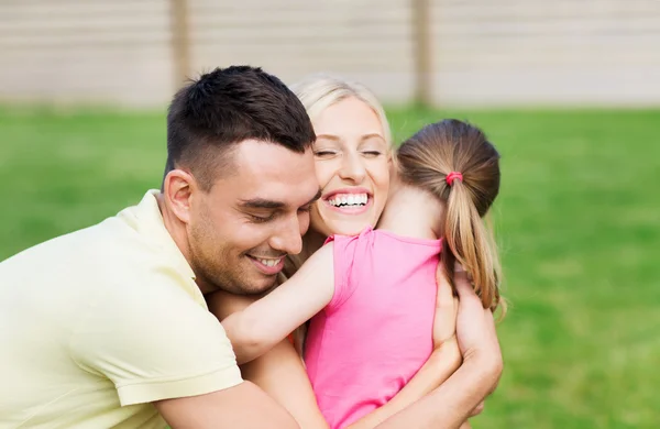 Família feliz abraçando ao ar livre — Fotografia de Stock