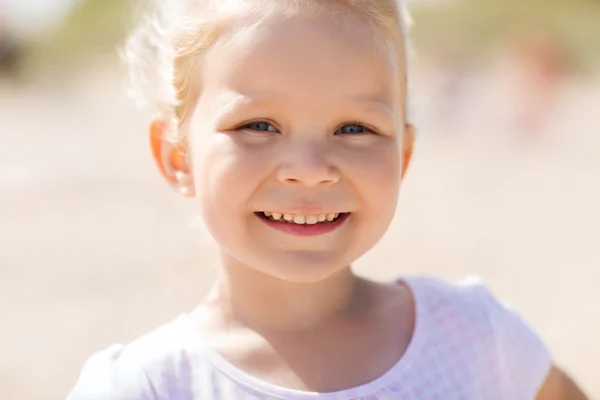 Gelukkig mooi weinig meisje portret buitenshuis — Stockfoto