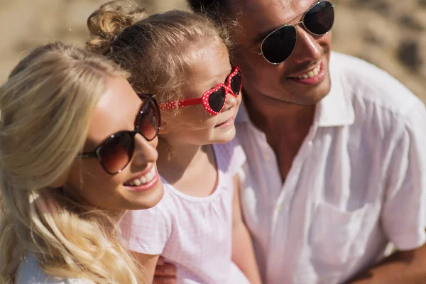 Lycklig familj i solglasögon på sommarstranden — Stockfoto