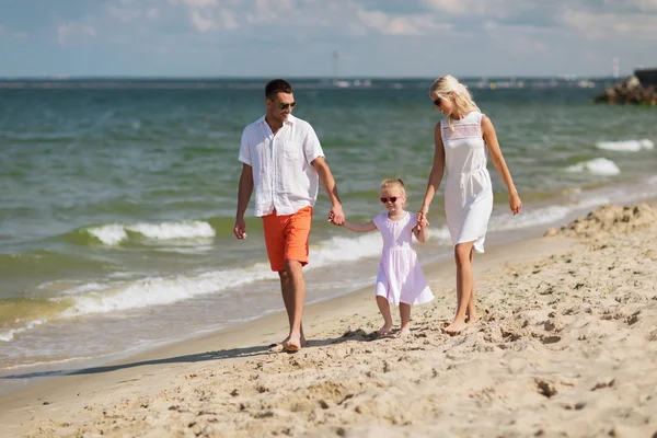 Gelukkig familie in zonnebril op zomerstrand — Stockfoto