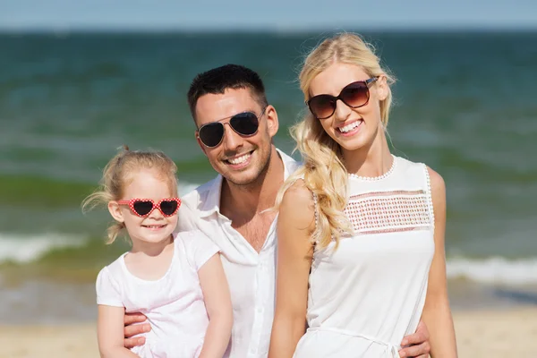 快乐的家庭，戴着太阳镜在夏天的海滩上 — 图库照片