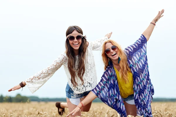 Happy hippie γυναίκες διασκεδάζοντας στο πεδίο των δημητριακών — Φωτογραφία Αρχείου