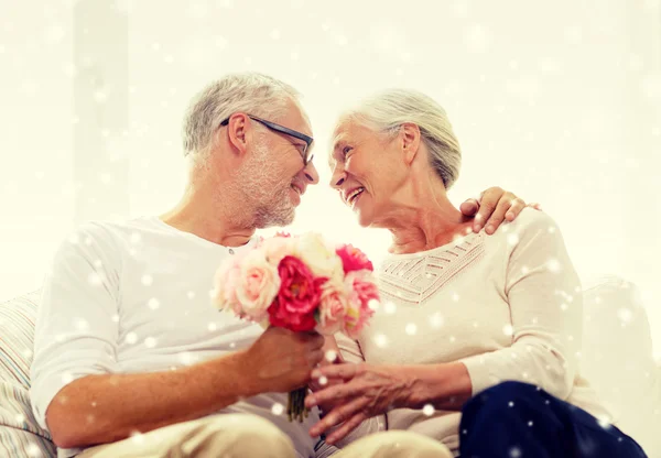 Felice coppia anziana con mazzo di fiori a casa — Foto Stock