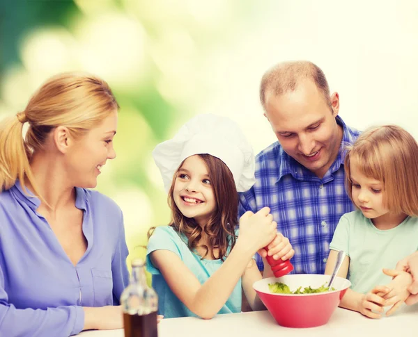 Iki çocuk, evde yemek ile mutlu bir aile — Stok fotoğraf