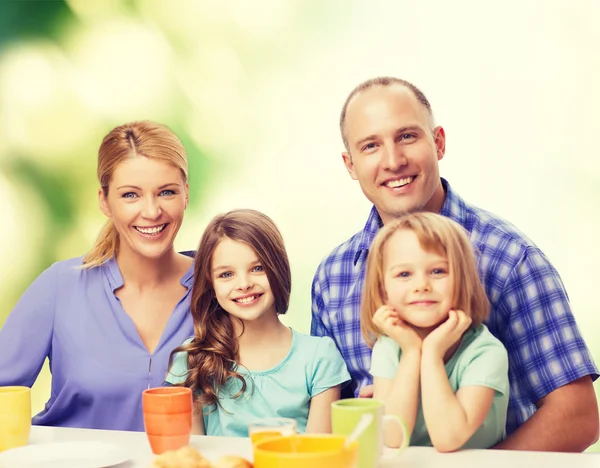 İki çocuklu kahvaltı ile mutlu bir aile — Stok fotoğraf