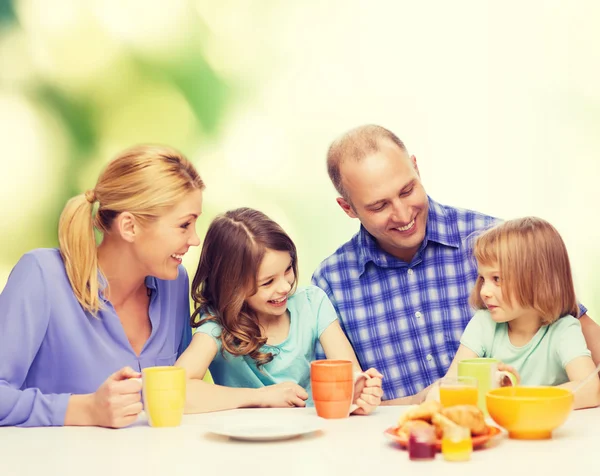 Família feliz com dois filhos com tomar café da manhã — Fotografia de Stock