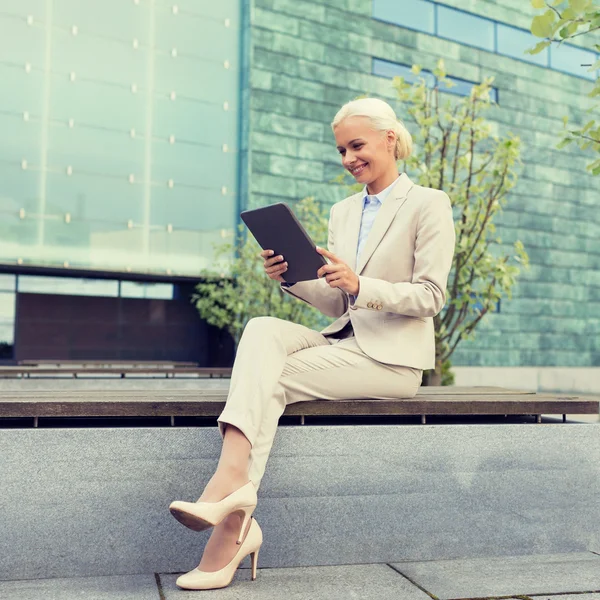 Mujer de negocios sonriente con tableta pc al aire libre — Foto de Stock