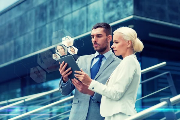 Empresarios con tableta pc al aire libre —  Fotos de Stock