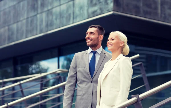 Hommes d'affaires souriants debout au-dessus de l'immeuble de bureaux — Photo