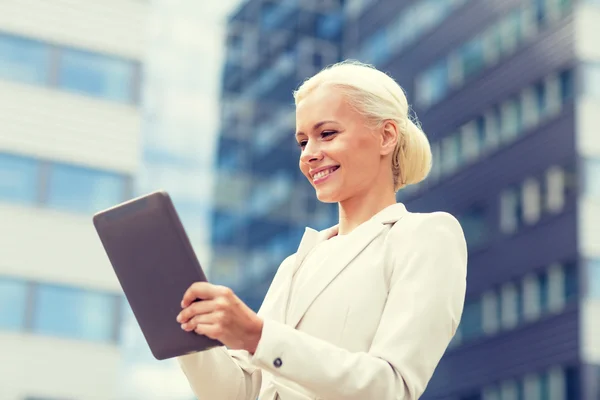 Mujer de negocios sonriente con tableta pc al aire libre —  Fotos de Stock