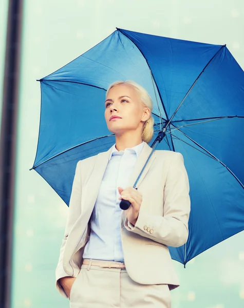 Junge seriöse Geschäftsfrau mit Regenschirm im Freien — Stockfoto