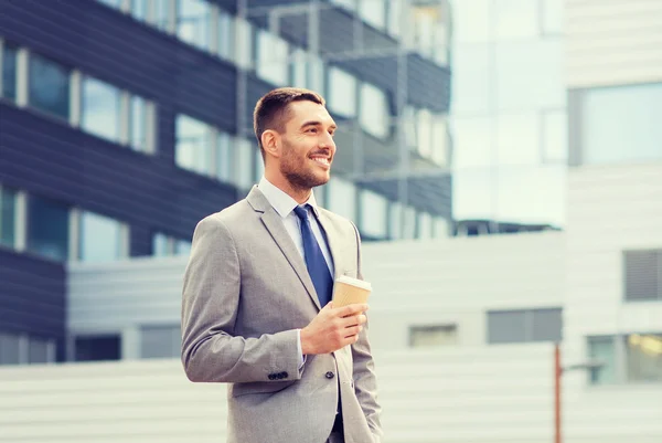 Joven hombre de negocios serio con taza de papel al aire libre — Foto de Stock