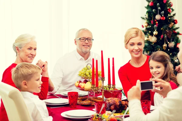 Lachende familie vakantie diner thuis hebben — Stockfoto