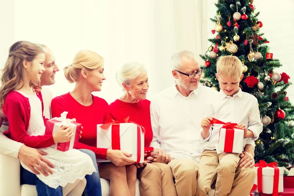 Gülümseyen aile ile evde hediye — Stok fotoğraf