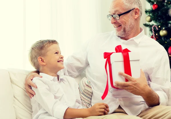 Abuelo y nieto sonrientes en casa — Foto de Stock