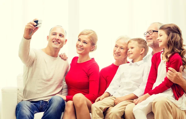 Uśmiechający się rodziny z kamery w domu — Zdjęcie stockowe