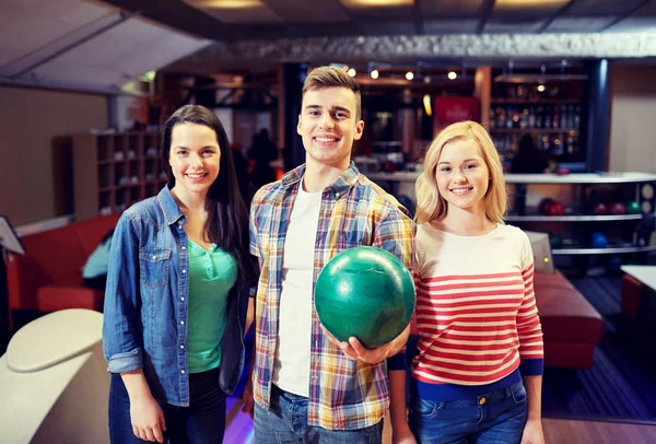 Lykkelige venner i bowlingklubben – stockfoto