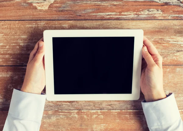 Primo piano delle mani femminili con tablet pc sul tavolo — Foto Stock