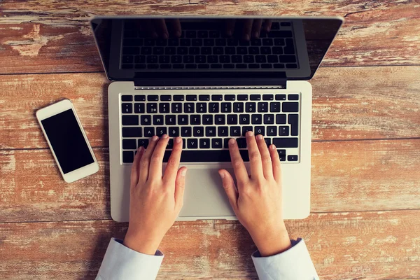 Nahaufnahme der Hände mit Laptop und Smartphone — Stockfoto