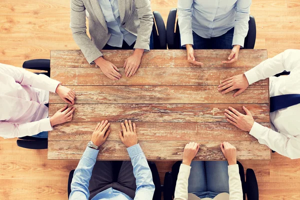 Equipo de negocios sentado en la mesa — Foto de Stock