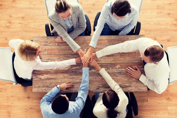 Business-Team mit Händen an der Spitze — Stockfoto