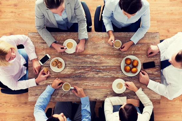 Équipe d'affaires boire du café le déjeuner — Photo