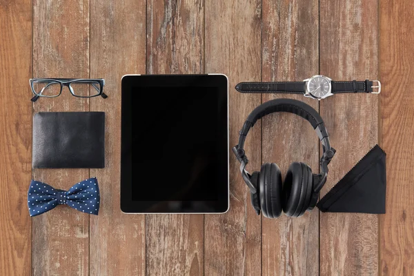 Pc tablet, headphone dengan barang pribadi hipster — Stok Foto