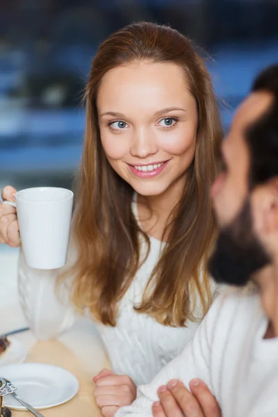 Gelukkige paar vergadering en het drinken van thee of koffie — Stockfoto