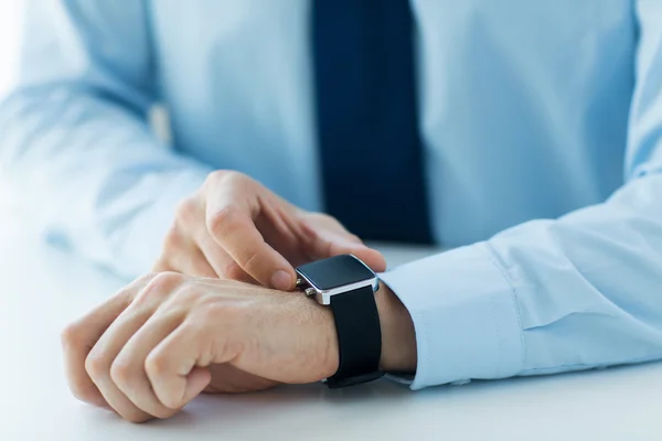 スマートな時計を設定男性の手のクローズ アップ — ストック写真