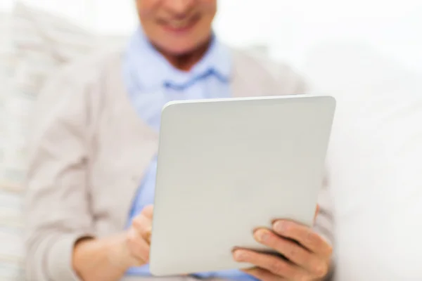 Närbild på äldre kvinna med TabletPC hemma — Stockfoto