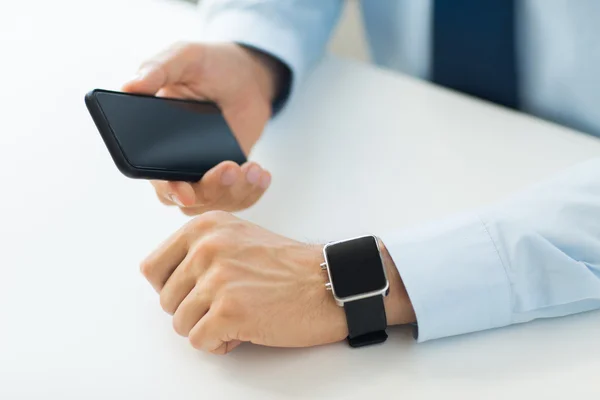 Close up van handen met slimme telefoon en horloge — Stockfoto