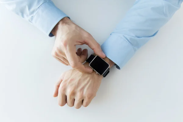 Bliska męskich rąk ustawienie inteligentne zegarka — Zdjęcie stockowe